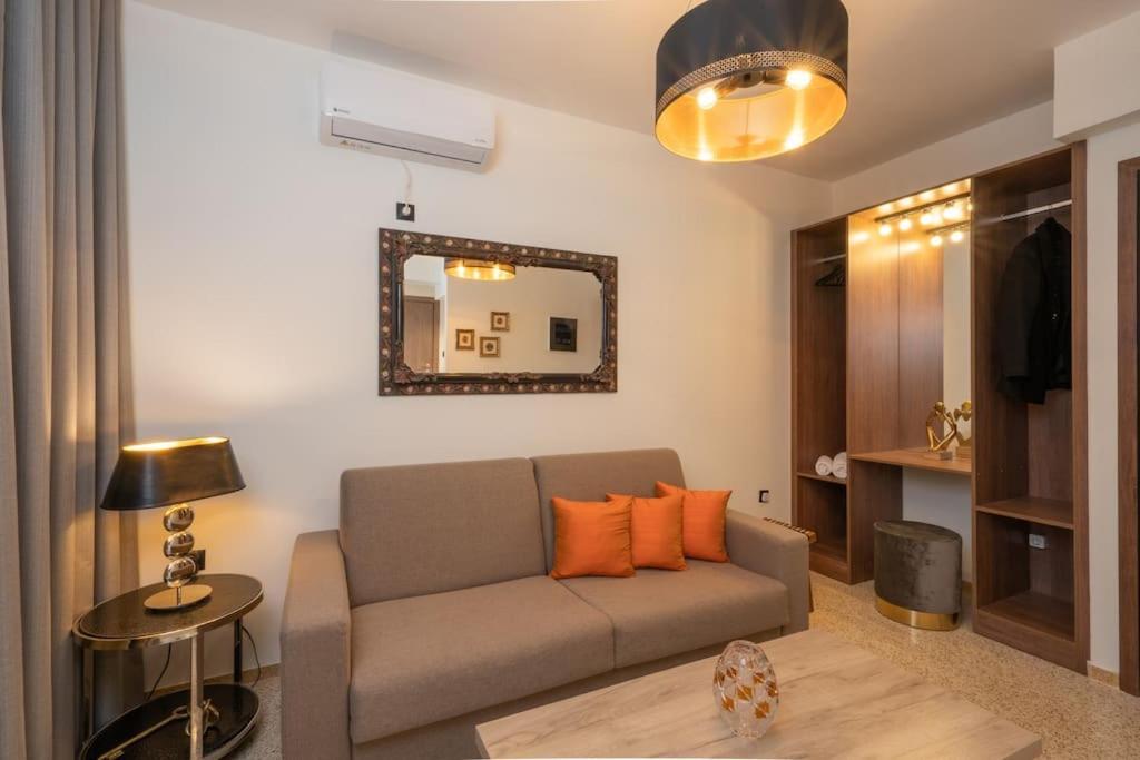 Dema Luxury - Perikleous E6 *